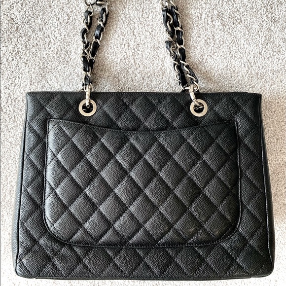 ๐๐๐๐๐๐ Black Quilted Caviar Grand Shopping Tote - Picture 4 of 16